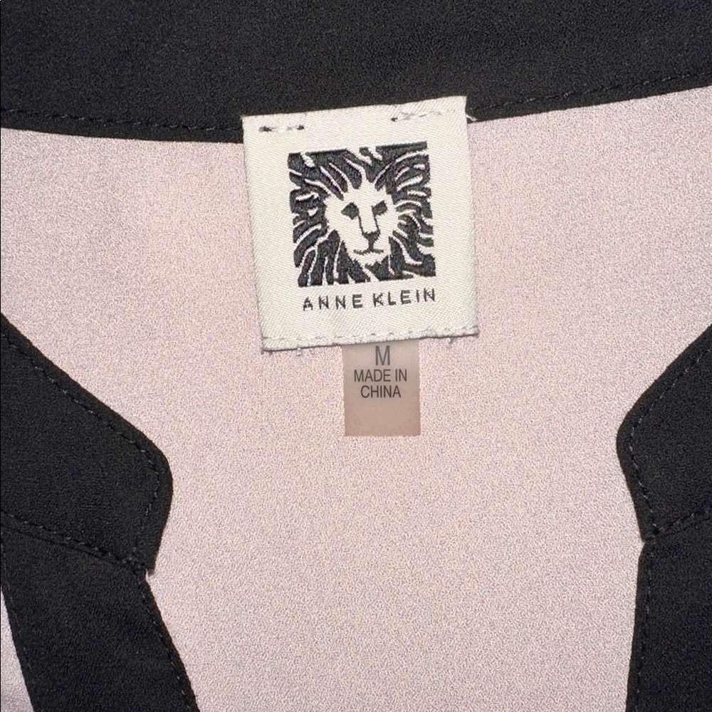 Elegant ANNE KLEIN Women's Blouse with Black Trim Size Medium. - Picture 12 of 16
